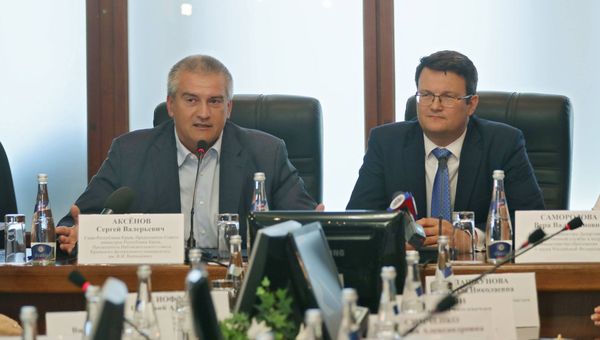 Глава Республики Крым Сергей Аксенов и исполняющий обязанности ректора КФУ им. В.И. Вернадского Андрей Фалалеев