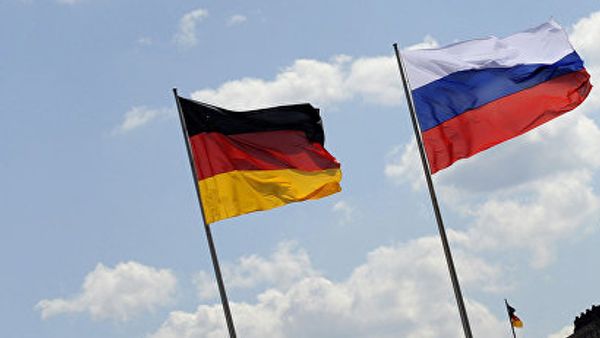 Флаги России, Германии и Евросоюза. Архивное фото Флаги России, Германии и Евросоюза. Архивное фото