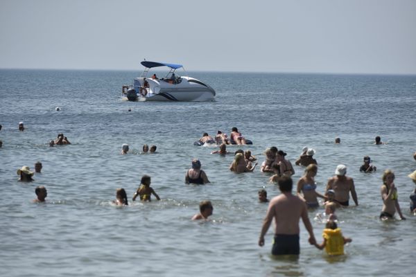 Люди отдыхают на пляже в Евпатории