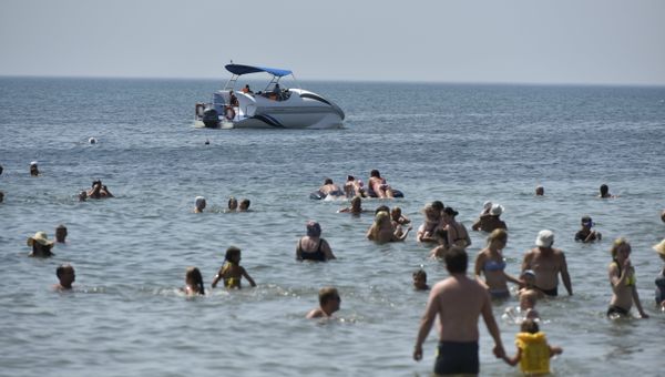 Люди отдыхают на пляже в Евпатории