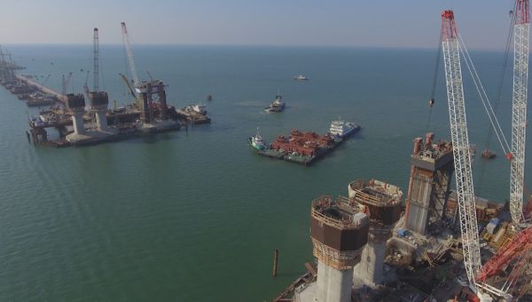 Тестирование плавсистемы для перевозки арок Крымского моста. Съемка с воздуха