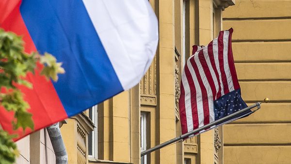 Флаги России и США у здания американского посольства в Москве