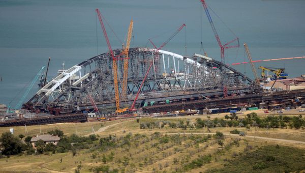Строительство железнодорожной части Керченского моста в Крыму. 30 июня 2017