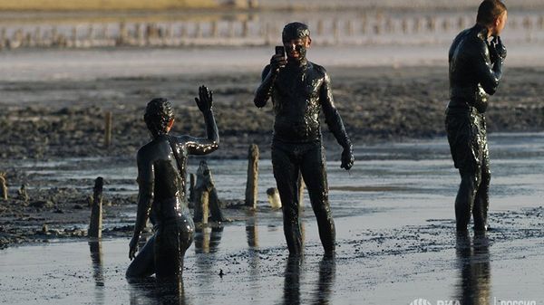 Отдыхающие принимают грязевые ванны на Чокракском озере в Крыму