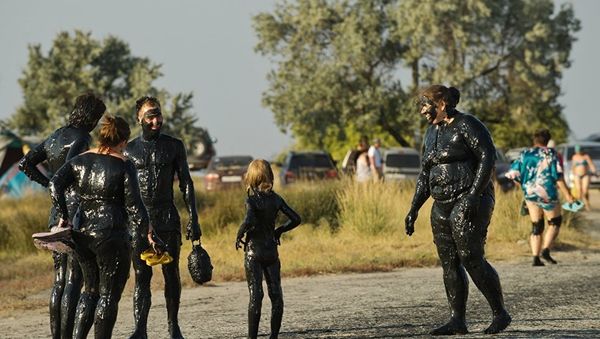 Отдыхающие на Чокракском озере в Крыму