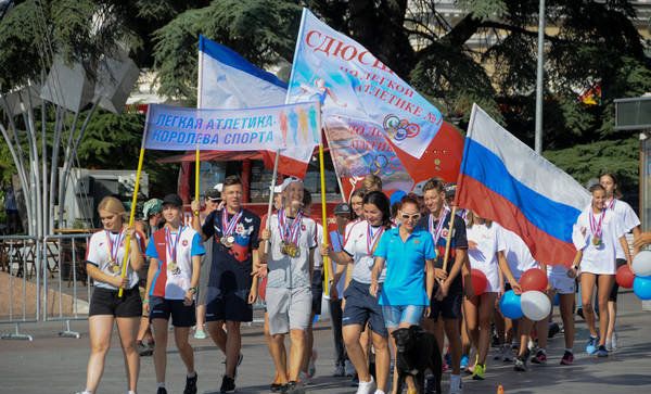 Ялта отмечает День города и День физкультурника. Праздничное шествие спортсменов