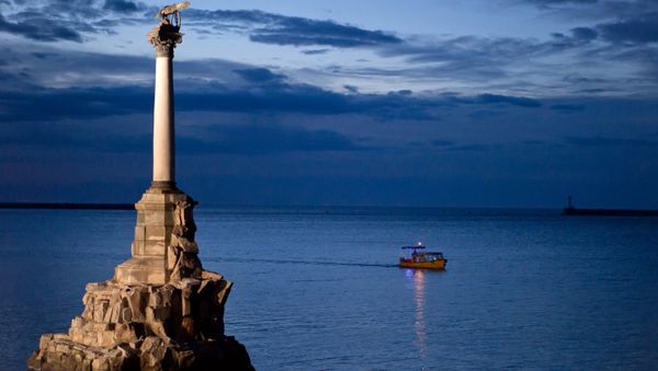 Памятник затопленным кораблям в Севастополе
