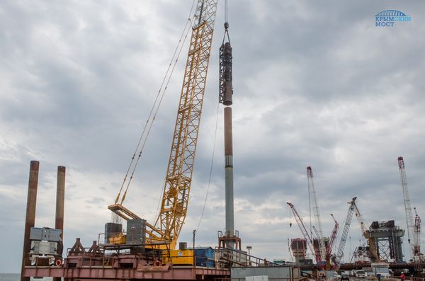  Погружение свай на автодорожной части моста через Керченский пролив