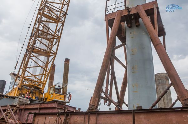  Погружение свай на автодорожной части моста через Керченский пролив