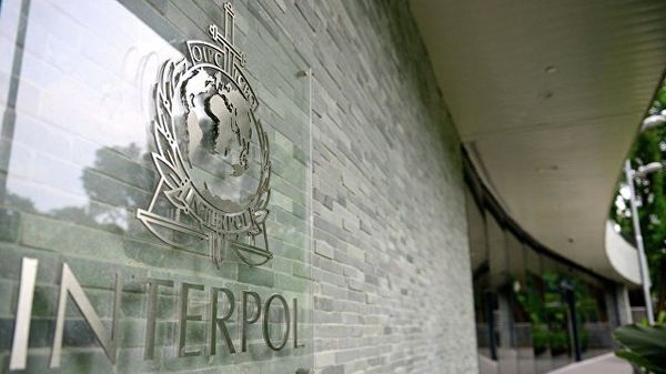 Логотип международной организации уголовной полиции - Интерпол. Архивное фото