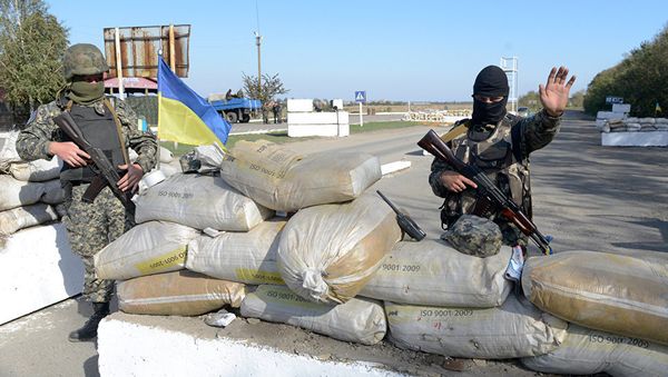 Украинские военные на КПП в Мариуполе