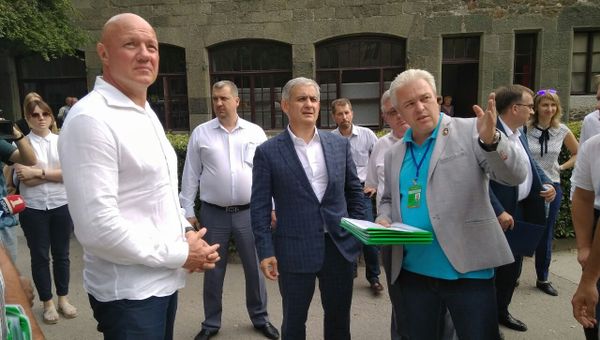 Посещение Воронцовского дворца-музея в Алупке. На фото (слева направо): вице-премьер РК Виталий Нахлупин, замминистра экономического развития РФ Сергей Назаров и директор Воронцовского дворца Александр Балинченко