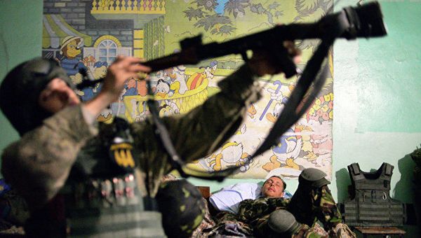 Солдаты батальона Донбасс в селе Широкино, Донецкая область