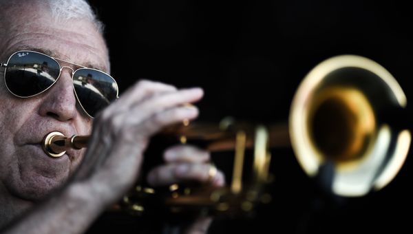 Музыкант на репетиции во время фестиваля Koktebel Jazz Party