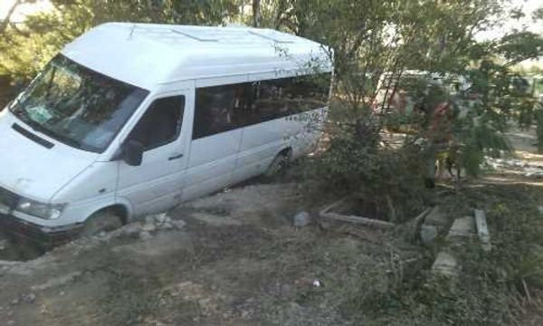 Застрявший автобус Mercedes-Benz Sprinter