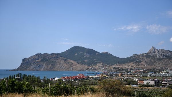 Вид на курортный поселок Коктебель. Архивное фото