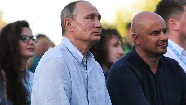 Президент РФ Владимир Путин во время посещения ежегодного Всероссийского молодежного образовательного форума Таврида на Байкальской косе. 20 августа 2017.