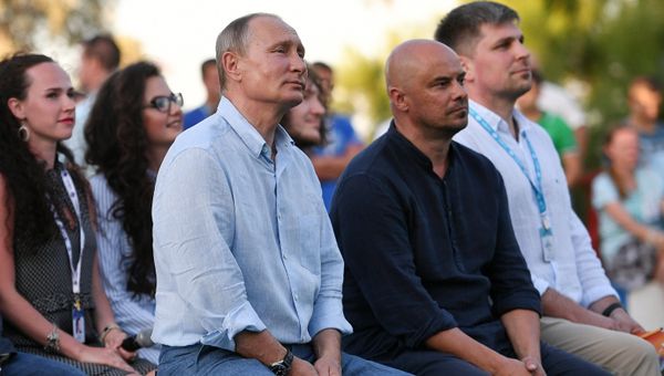 Президент РФ Владимир Путин во время посещения ежегодного Всероссийского молодежного образовательного форума Таврида на Байкальской косе. 20 августа 2017