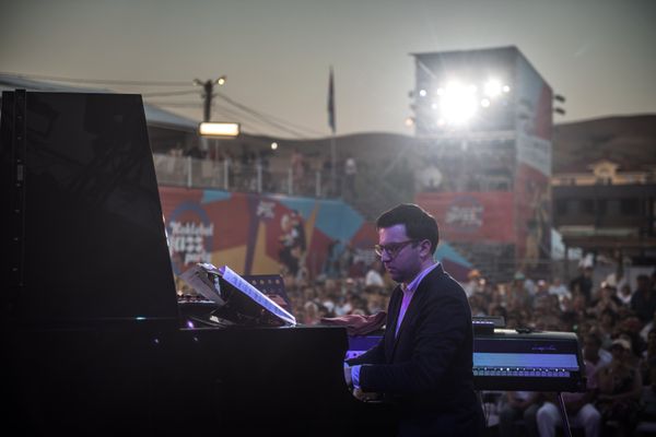 Участник коллектива Double Bass Project Алексей Иванников выступает на фестивале Koktebel Jazz Party 2017.