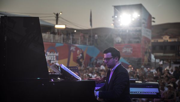 Участник коллектива Double Bass Project Алексей Иванников выступает на фестивале Koktebel Jazz Party 2017.