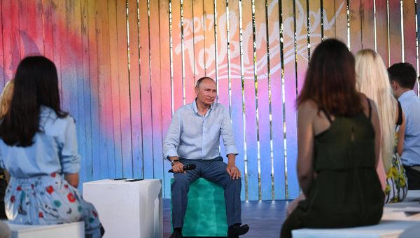 Президент РФ Владимир Путин общается с организаторами и участниками ежегодного Всероссийского молодежного образовательного форума Таврида на Байкальской косе. 20 августа 2017