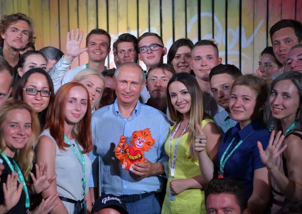 Президент РФ Владимир Путин во время посещения ежегодного Всероссийского молодежного образовательного форума Таврида на Бакальской косе. 20 августа 2017