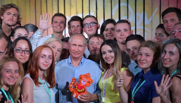 Президент РФ Владимир Путин во время посещения ежегодного Всероссийского молодежного образовательного форума Таврида на Бакальской косе. 20 августа 2017 Президент РФ Владимир Путин во время посещения ежегодного Всероссийского молодежного образовательного форума Таврида на Бакальской косе. 20 августа 2017