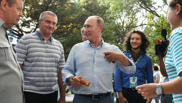Президент РФ Владимир Путин и глава РК Сергей Аксенов во время посещения ежегодного Всероссийского молодежного образовательного форума Таврида