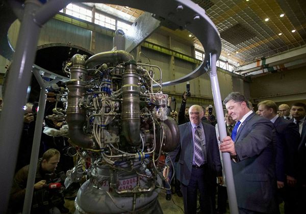 Президент Украины Петр Порошенко во время визита на завод Южмаш. 21 октября 2014