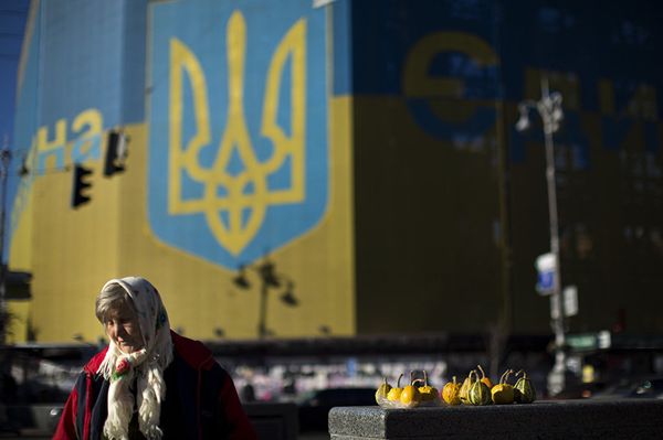 Жительница Украины продает овощи на Площади Независимости в Киеве. 2014 год