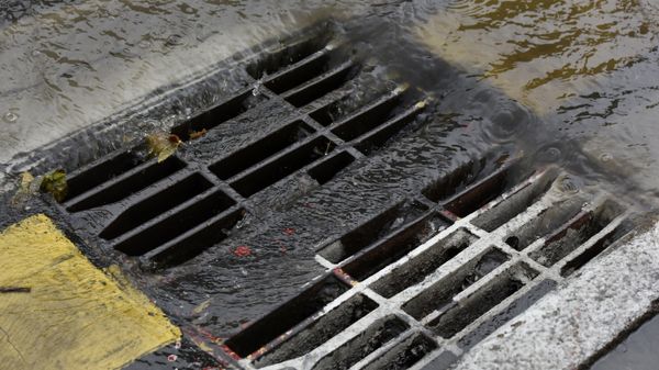 Ливневая решетка на пешеходном переходе в Симферополе