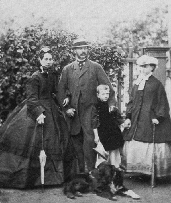 Императрица Мария Александровна, император Александр II, их дети - великий князь Сергей и великая княжна Мария, сеттер Милорд. Фото 1864 года. Императрица Мария Александровна, император Александр II, их дети - великий князь Сергей и великая княжна Мария, сеттер Милорд. Фото 1864 года.