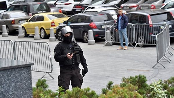 Сотрудник правоохранительных органов в центре Киева, Украина. Архивное фото