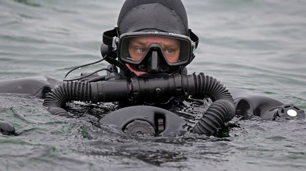 Тренировка пловцов-подводников Балтийской военно-морской базы