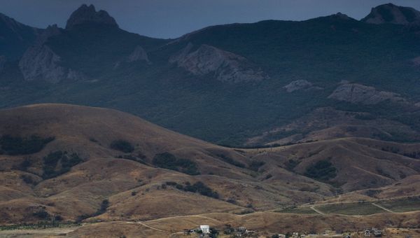 Подножие горы Кара-Даг в Крыму. Архивное фото Подножие горы Кара-Даг в Крыму. Архивное фото