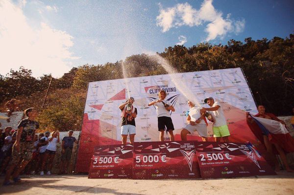 Награждение победителей международных соревнований по прыжкам в воду Cliff Diving World Cup