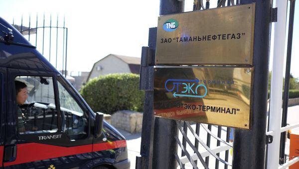 Автомобиль Следственного комитета РФ у места падения автобуса с людьми в море, краснодарский край. 25 августа 2017 Автомобиль Следственного комитета РФ у места падения автобуса с людьми в море, краснодарский край. 25 августа 2017