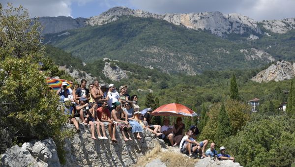 Зрители наблюдают за соревнованиями Freerate Cliff Diving World Cup в Симеизе. 25 августа 2017