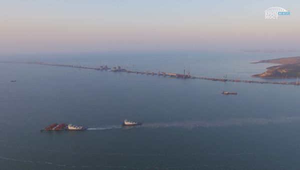 Доставка плавучей опоры для установки железнодорожной арки моста через Керченский пролив