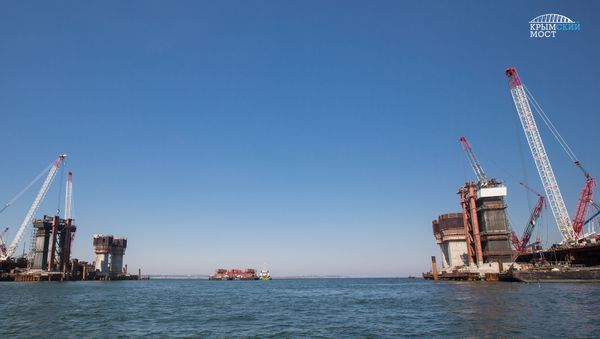 Доставка плавучей опоры для установки железнодорожной арки моста через Керченский пролив