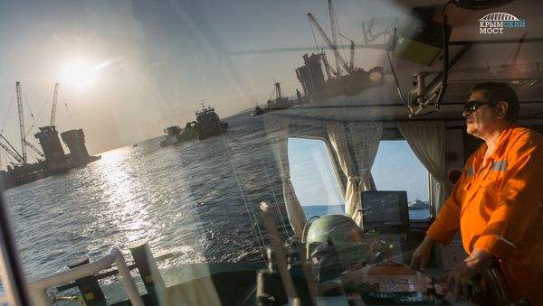 Доставка плавучей опоры для установки железнодорожной арки моста через Керченский пролив