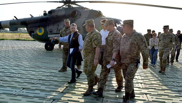 Спецпредставитель США по Украине Курт Волкер на Донбассе. Архивное фото