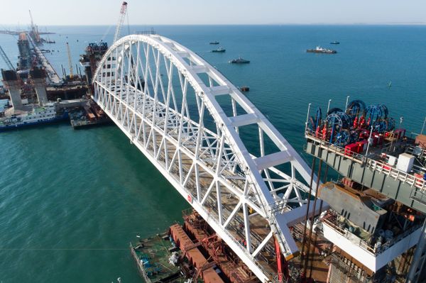 Железнодорожная арка Крымского моста доставлена на фарватер