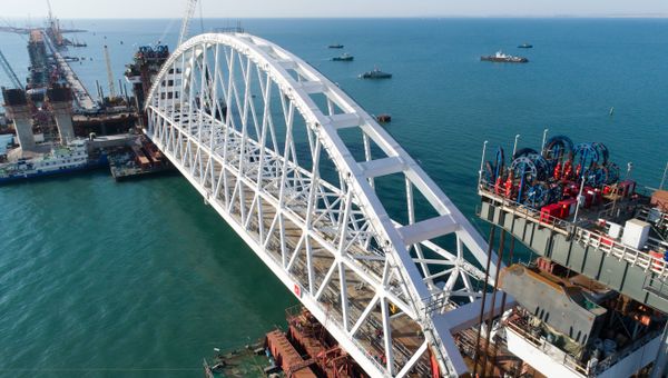 Железнодорожная арка Крымского моста доставлена на фарватер