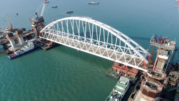 Железнодорожная арка Крымского моста доставлена на фарватер