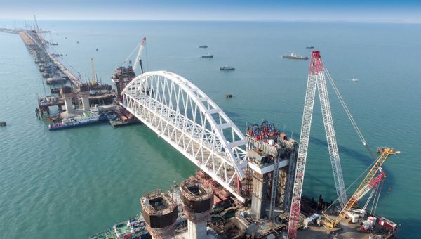 Железнодорожная арка Крымского моста доставлена на фарватер Железнодорожная арка Крымского моста доставлена на фарватер