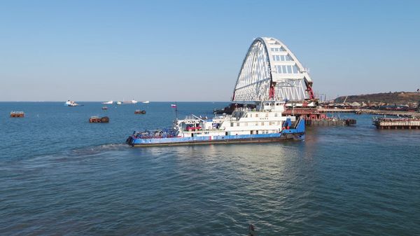 Установка железнодорожной арки Крымского моста на плавучие опоры. Съемка с коптера