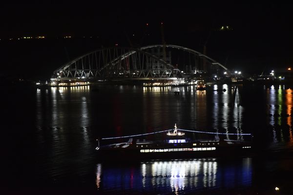 Начало морской операции по установке железнодорожной арки моста через Керченский пролив