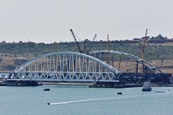 Арку Крымского моста переместили на плавучие опоры