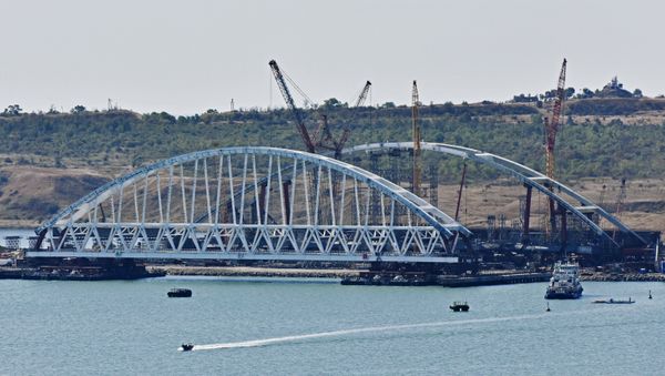 Арку Крымского моста переместили на плавучие опоры Арку Крымского моста переместили на плавучие опоры